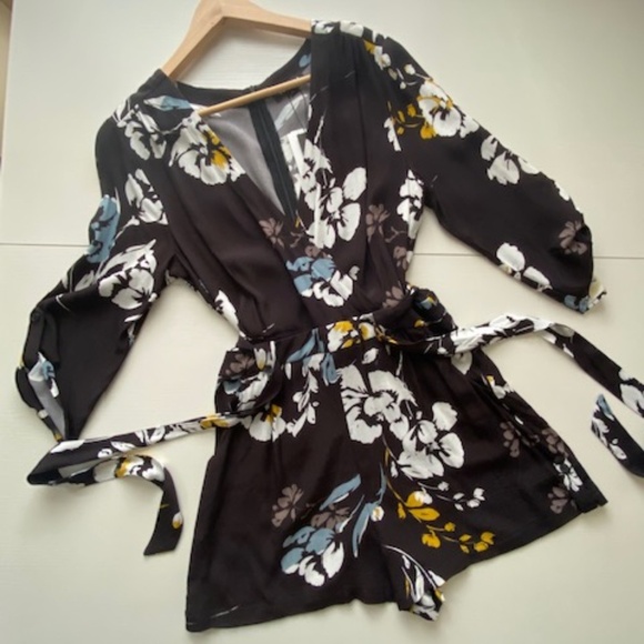 NEW Yumi Kim Floral Liz Romper in Love Triangle Size Small - Picture 6 of 17